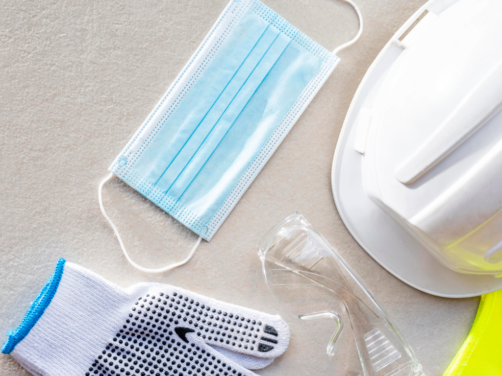 Cubre bocas, guantes y lentes de seguridad en una mesa